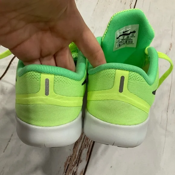 NIKE FREE RUN ATHLETIC SHOES